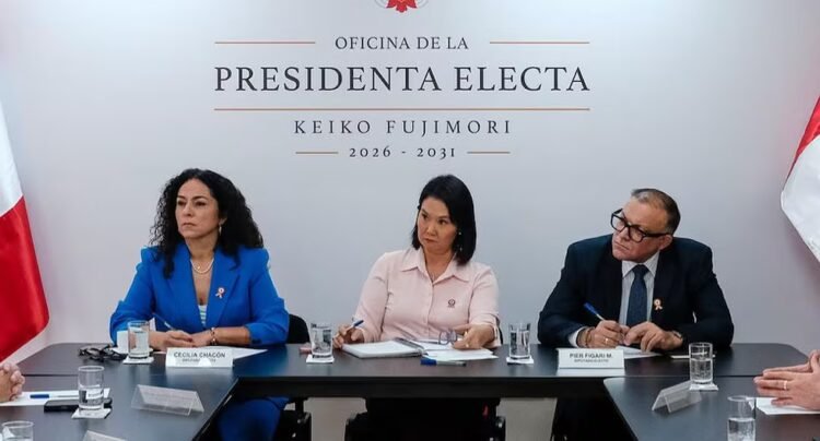 Keiko Fujimori meets with representatives of the World Bank in a round of talks before taking office