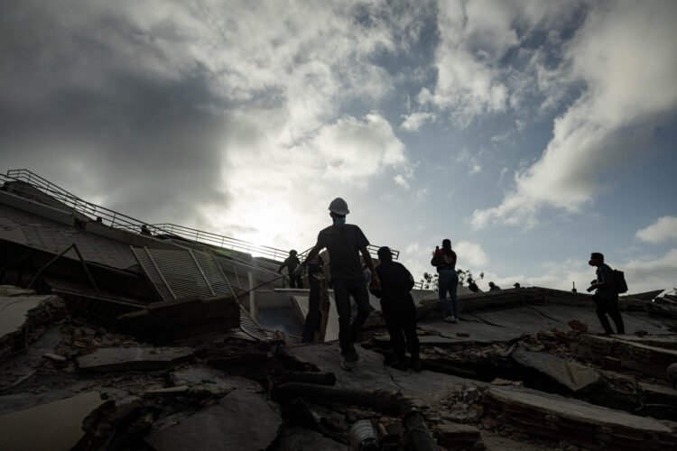 The search for life continues despite the smell of death in the rubble of La Guaira