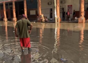 Havana: Rain and clogged sewers form a dirty river