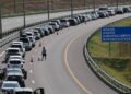 Russians are fleeing Crimea: over 1,000 cars are waiting at the Kerch bridge