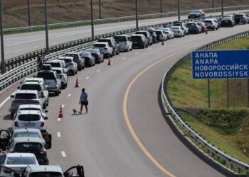 Russians are fleeing Crimea: over 1,000 cars are waiting at the Kerch bridge