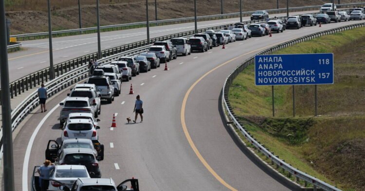 Russians are fleeing Crimea: over 1,000 cars are waiting at the Kerch bridge