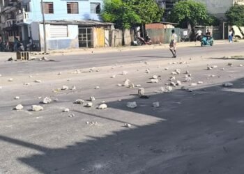 Protests: Neighbors of Luyanó block a street due to lack of water