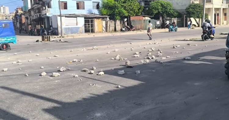 Protests: Neighbors of Luyanó block a street due to lack of water