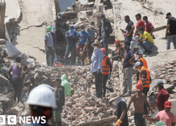 Aftershock frays nerves as many Venezuelans left to fend for themselves