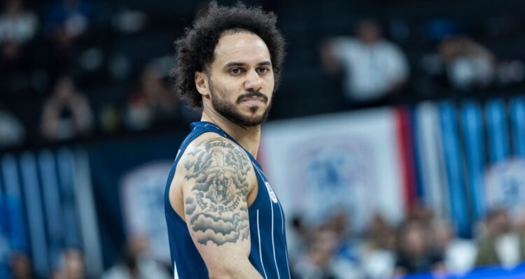 Anadolu Efes said goodbye to Shane Larkin