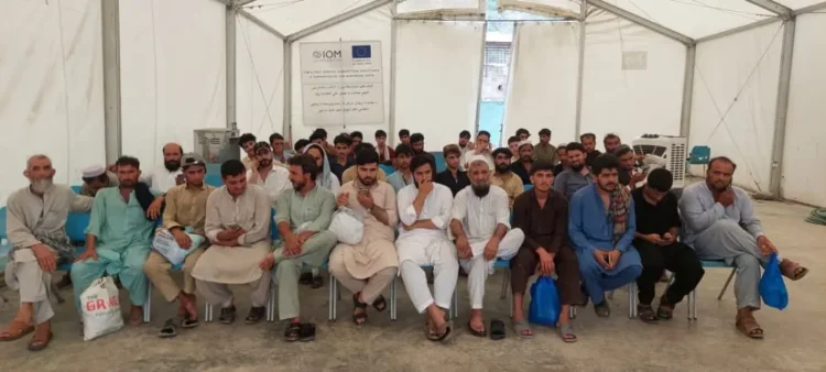 Hundreds of Afghan refugees were released from Pakistani prisons