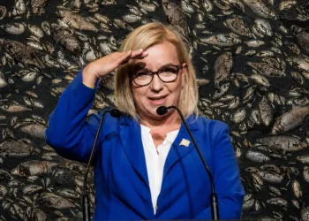 Tonnes of dead fish in black sludge. Hennig-Kloska’s ministry shows little interest