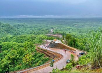 Hman Pya Taung receives influx of day trippers