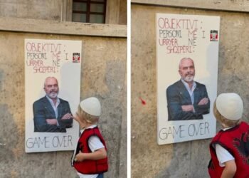 FOTOLAJM/ Protesters give Edi Rama the “award”: The most hated man in Albania! ‘Game Over’!!