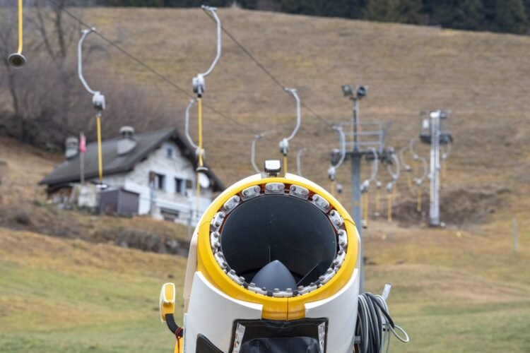 Swiss plan to turn snow cannons onto forest fires