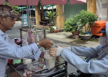 In Ho Chi Minh City, street vendors keep traditional cries alive amid changing times