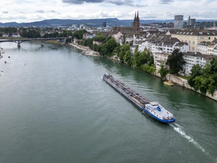 Rhine almost no longer navigable owing to low water levels