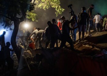 After Deadly Earthquake in Colombia, a Late-Night Hunt for Survivors