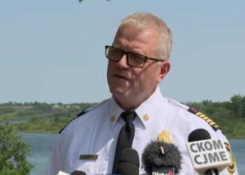 Saskatoon fire crews searching river after reports of missing person, dog