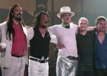 Celebratory crowd gathers in Kingston, Ont., to watch Tragically Hip’s final concert