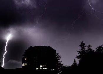 Rare thunderstorm with lightning strikes wows southern B.C., causing havoc at Vancouver airport