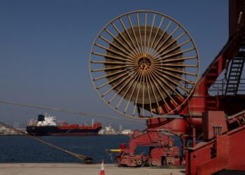 Hormuz crossings rise slightly from weekend