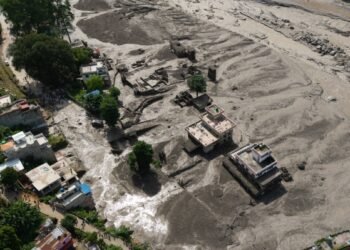 Search for 1,300 missing after Nepal-Tibet floods