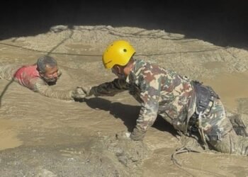 Nepal resumes bid to reach trapped tunnel workers