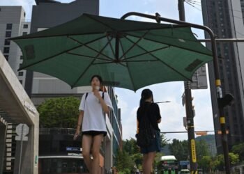 Longer lunches, more breaks as Korea’s workplaces battle heat