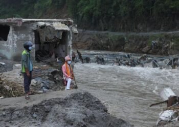 Nepal floods: Rescuers claw through mud as Nepal, China flood missing toll nears 3,000; 630 bodies recovered