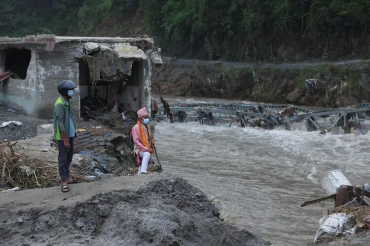 Nepal floods: Rescuers claw through mud as Nepal, China flood missing toll nears 3,000; 630 bodies recovered