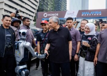 HONOR’s humanoid robot takes on 10km challenge at Malaysia Marathon 2026