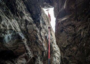 Three people rescued by helicopter from Swiss gorge