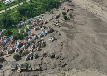 At least 98 killed and hundreds missing after flash floods | World News