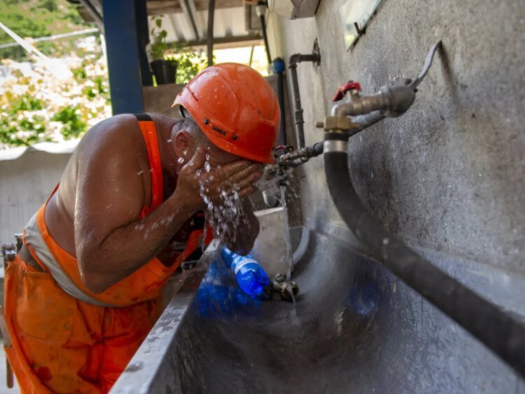 Most Swiss back stronger protection against heatwaves, survey finds