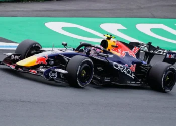 Lawson without answers during sprint qualifying on first day back for Red Bull