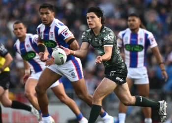 Warriors return to top of NRL ladder after beating Knights in chaotic contest
