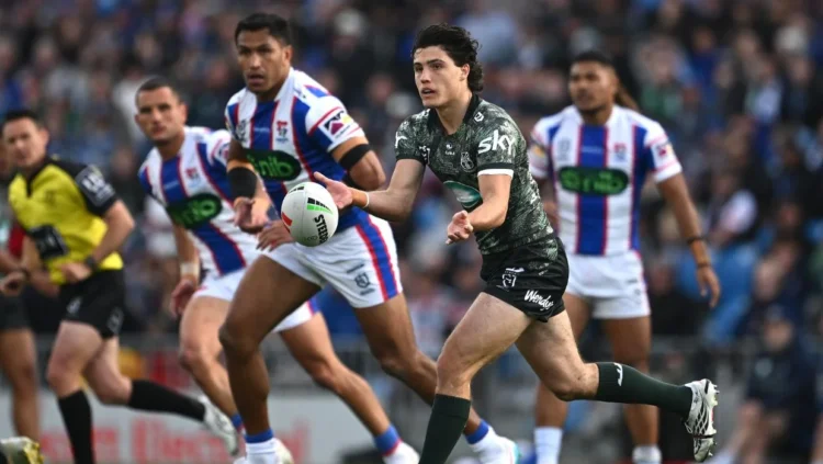 Warriors return to top of NRL ladder after beating Knights in chaotic contest
