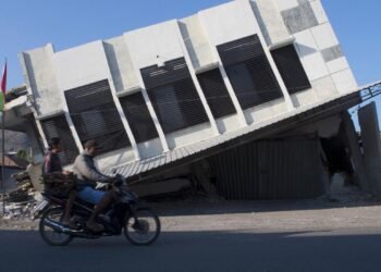 Thousands in Indonesia await aid after quake kills 68