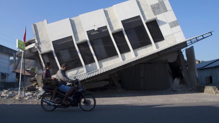 Thousands in Indonesia await aid after quake kills 68