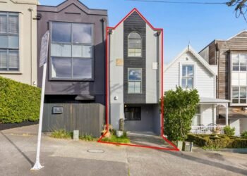 Owner takes $640k loss as Ponsonby’s skinniest house sells post-auction