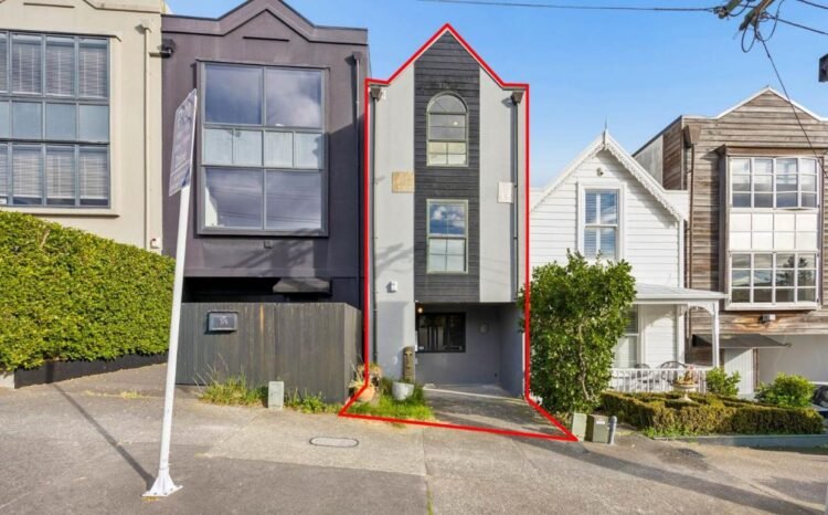 Owner takes $640k loss as Ponsonby’s skinniest house sells post-auction