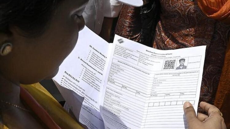 BJP worker caught photocopying 3,400 SIR forms with voter details in Navi Mumbai; 5 BLOs suspended