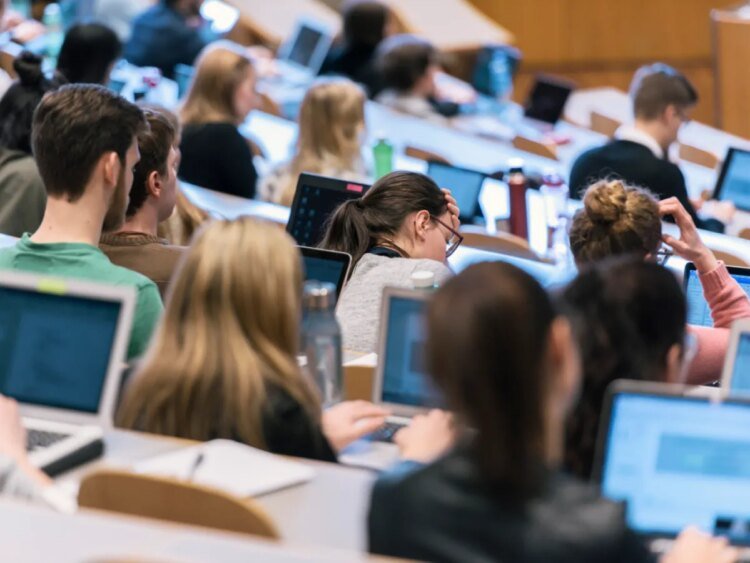 Unemployment on the rise among Swiss university graduates