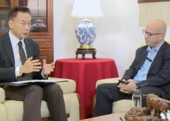 Diplomacy: The Chinese ambassador in Cuba teaches a market economy class
