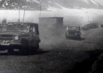 The motorcade of statesman Turdakun Usubaliev during his arrival in Sary-Jaz. Archive photos