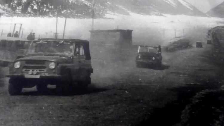 The motorcade of statesman Turdakun Usubaliev during his arrival in Sary-Jaz. Archive photos