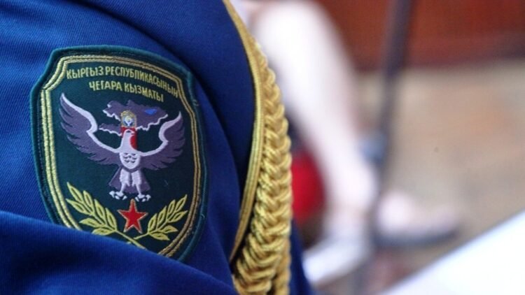Lieutenant Colonel of the Border Service was grabbed by the neck during an inspection: the warrant officer was fined 50,000 soms