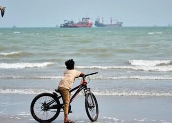 Number of ships transiting Strait of Hormuz falls to three on September 16, data shows