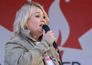Jann Arden headlines Calgary concert for Canadian unity ahead of Alberta referendum