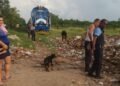Garbage: A mountain of garbage forces a train to stop in Las Tunas