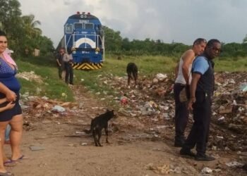 Garbage: A mountain of garbage forces a train to stop in Las Tunas