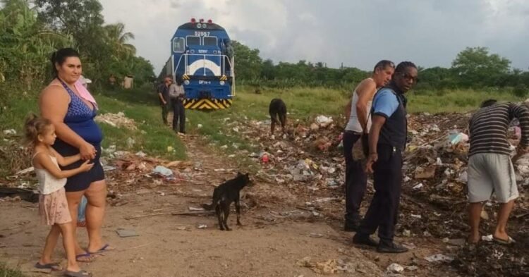 Garbage: A mountain of garbage forces a train to stop in Las Tunas