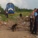 Garbage: A mountain of garbage forces a train to stop in Las Tunas